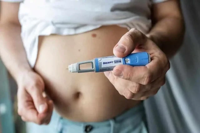 personne avec le médicament ozempic